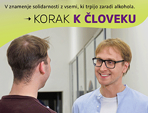 Dva moška, obrnjena drug proti drugemu. Zgoraj napis: V znamenje solidarnosti z vsemi, ki trpijo zaradi alkohola. Korak k človeku.