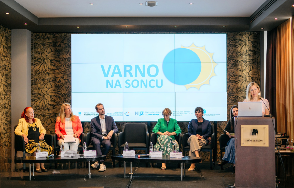 omizje govorcev na konferenco o soncu 