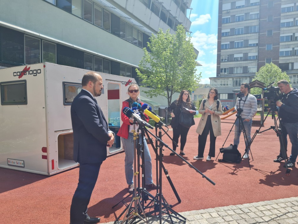 Minister of Health Poklukar giving a statement in front of the Pediatric Clinic in Ljubljana