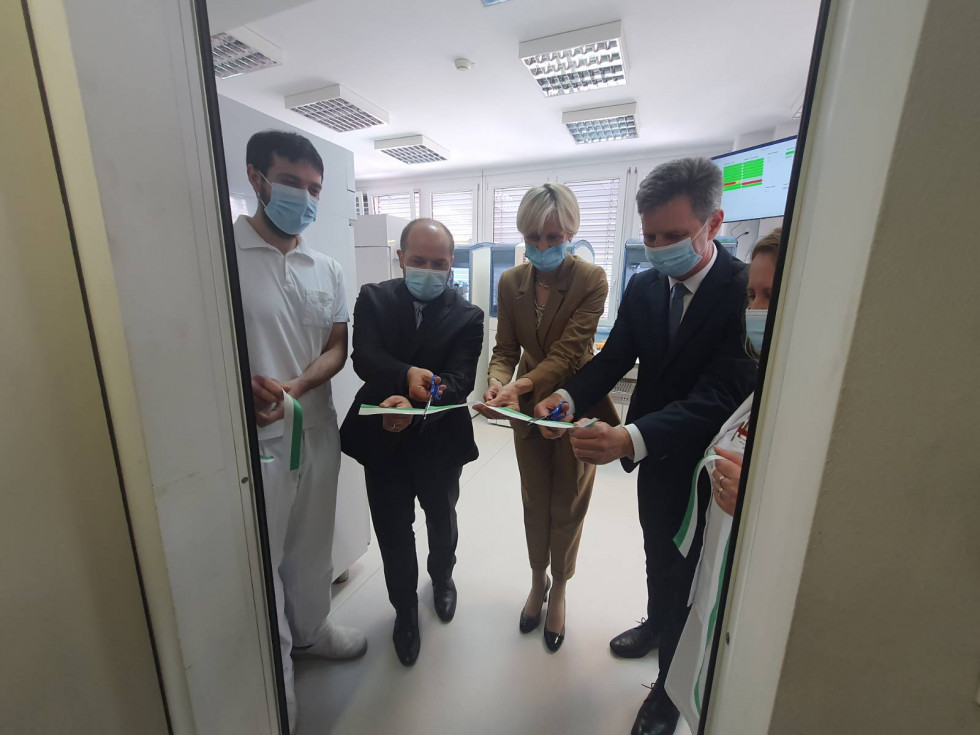 Minister za zdravje skupaj z vodstvom odpira nove laboratorije v Zdravstvenem domu Ljubljana.