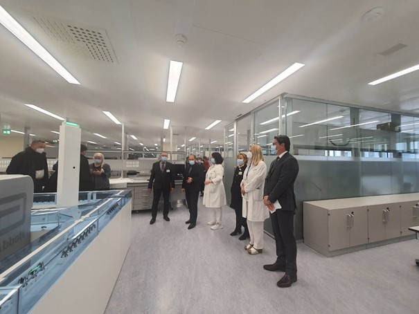 Minister in predstavniki Univerzitetnega kliničnega centra ob ogledu novih prostorov