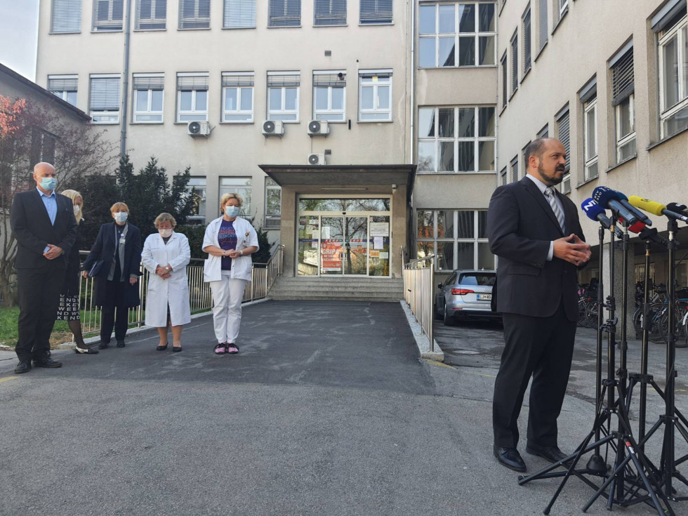 Minister Poklukar med podajanjem izjave pred Infekcijsko kliniko.