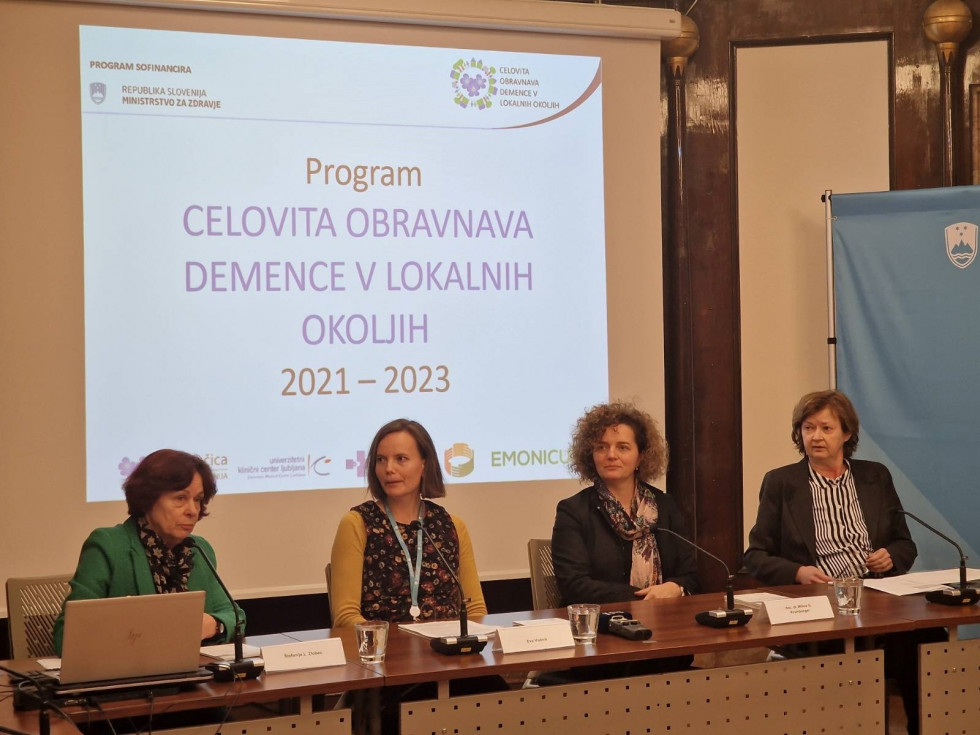 Za mizo sedijo Štefanija Zlobec, Spominčica, državna sekretarka Eva Vodnik, dr. Milica Kramberger (Nevrološka kliika) in Nadja Čobal (Ministrstvo za zdravje)