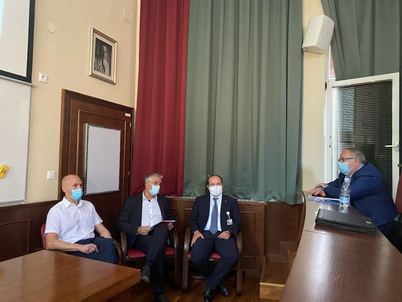 Minister Tomaž Gantar in trije udeleženci posveta z maskami
