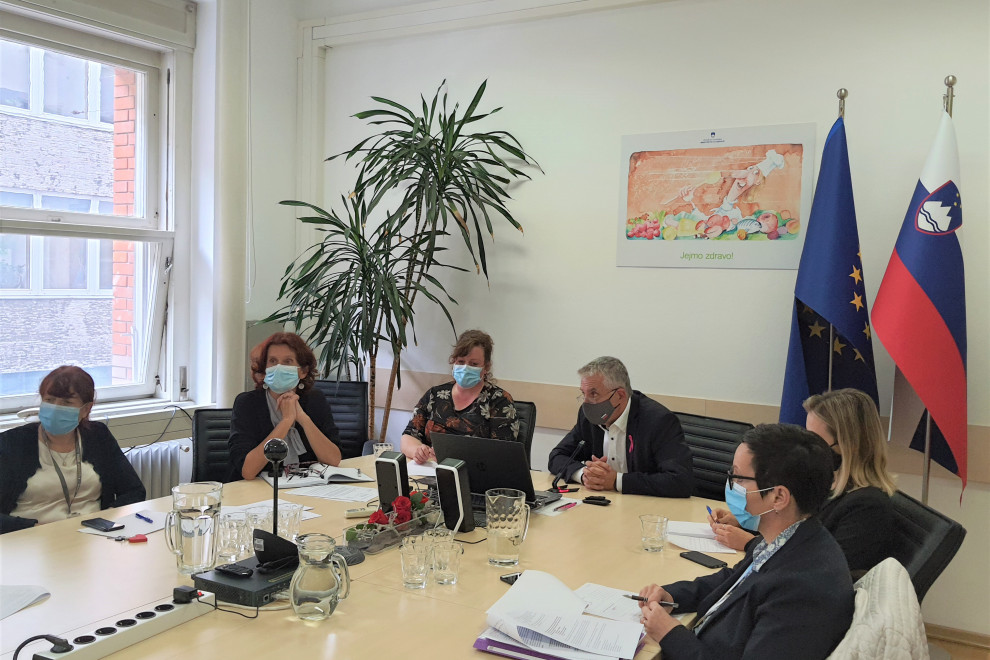Minister za zdravje Tomaž Gantar pozdravlja udeležence mednarodnega strokovnega posveta