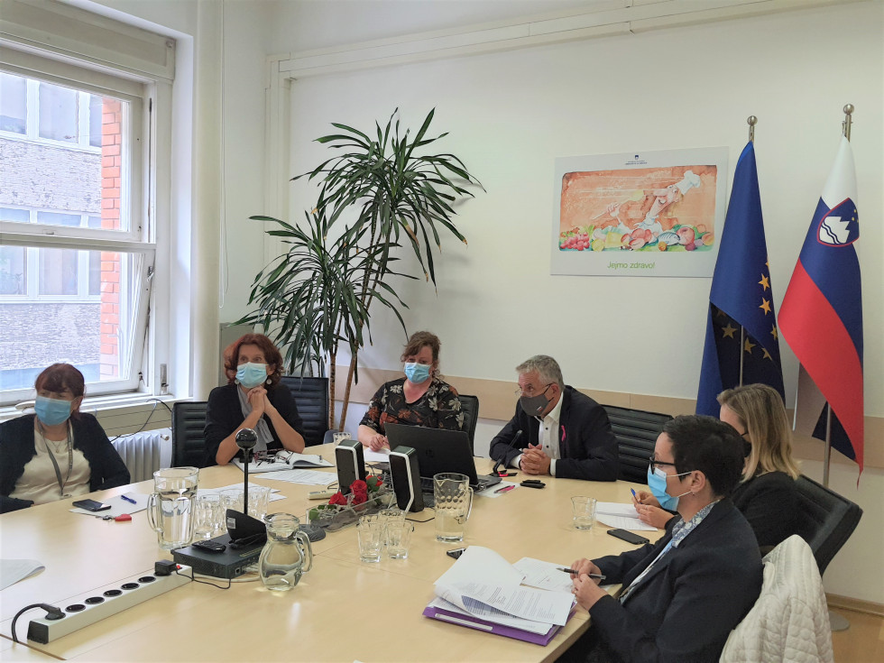 Minister za zdravje Tomaž Gantar pozdravlja udeležence mednarodnega strokovnega posveta