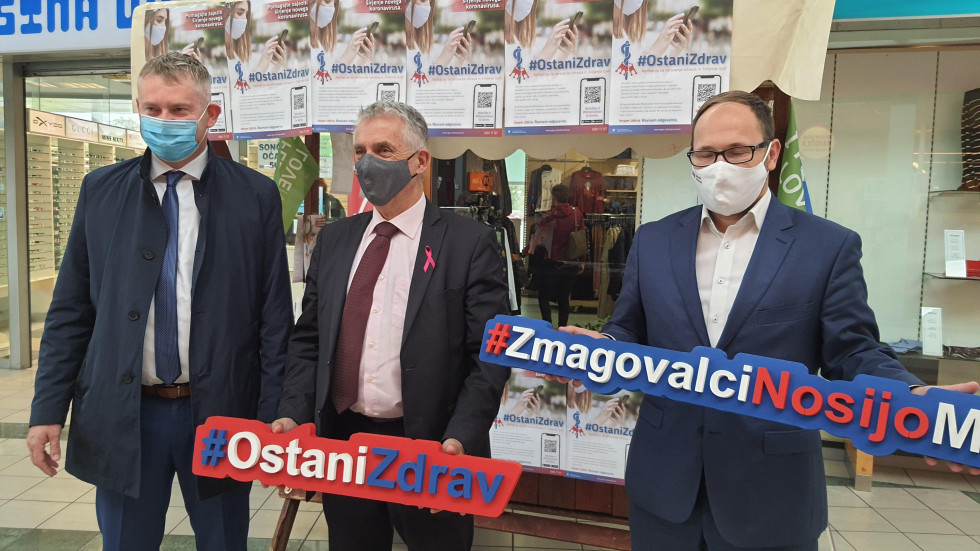 Minister za zdravje ob obisku stojnice #Ostanizdrav z ministrom Jernejem Vrtovcem in županom Slovenj Gradca Tilnom Kluglerjem