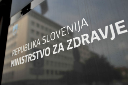 Uradne ure na MZ se izvajajo le v nujnih primerih 