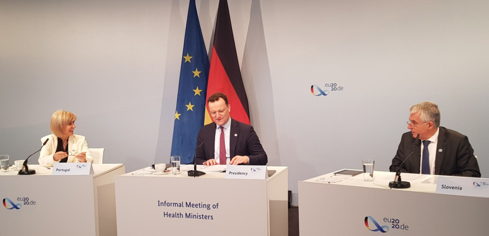 Ministri za zdravje Nemčije, Portugalske in Slovenije za pultom