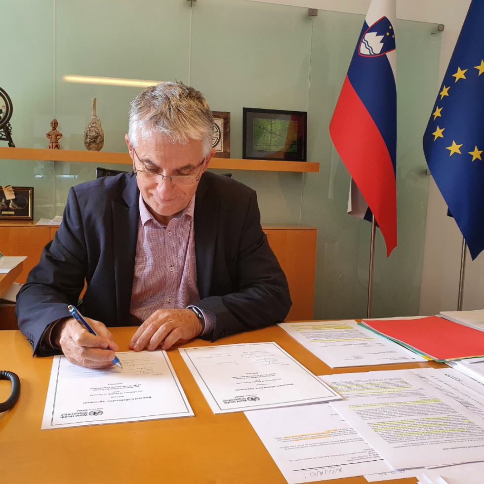 Minister Tomaž Gantar podpisuje sporazum