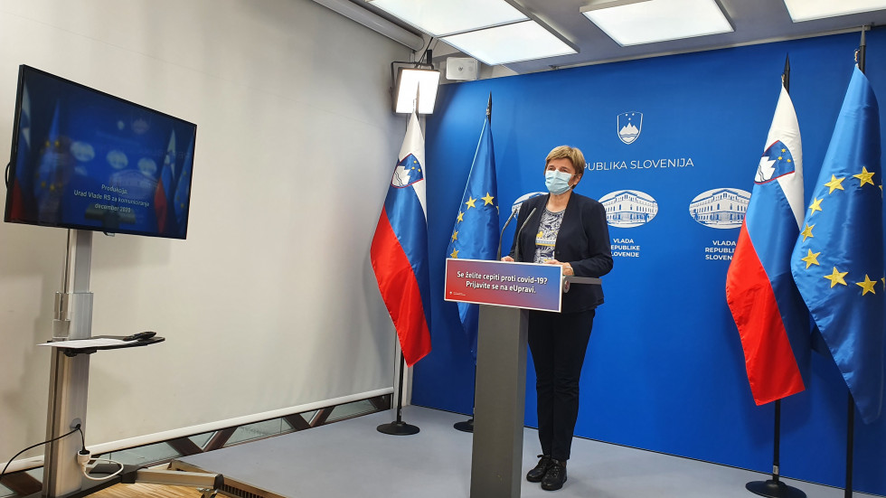 mag. Marija Magajne za govorniškim odrom na vladni novinarski konferenci 