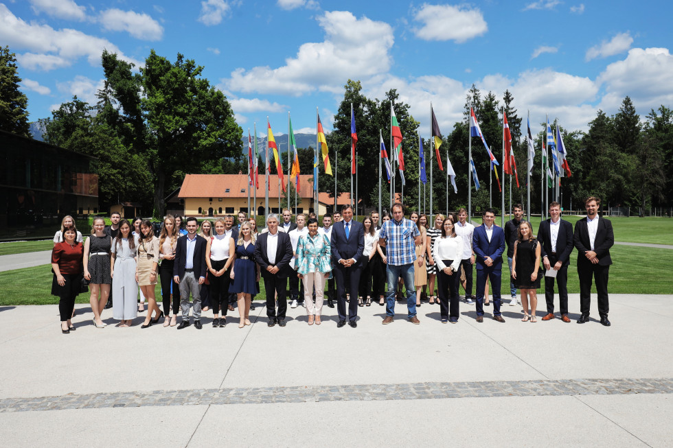 Skupinska fotografija prejemnikov jabolka navdiha s predsednikom Borutom Pahorjem in ministrom Tomažem Gantarjem