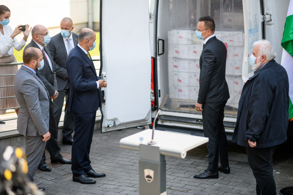 Minister Poklukar, predsednik vlade Janša, madžarski minister za zunanje zadeve in trgovino in direktor Krek ob predaji cepiva.