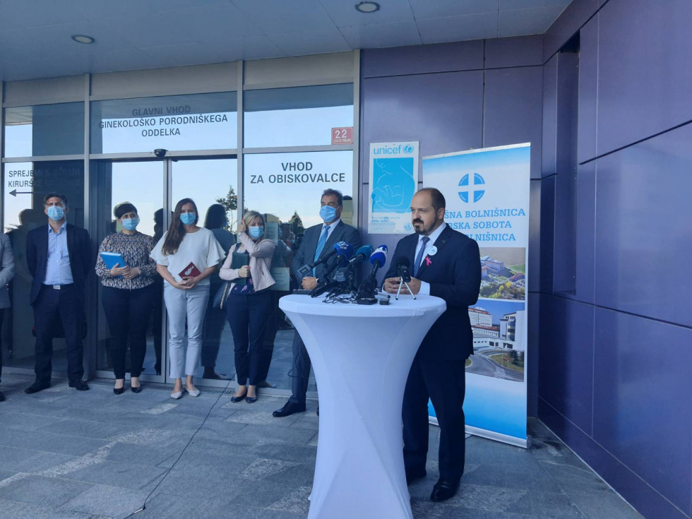 Minister Poklukar na izjavi za medije pred Splošno bolnišnico Murska Sobota