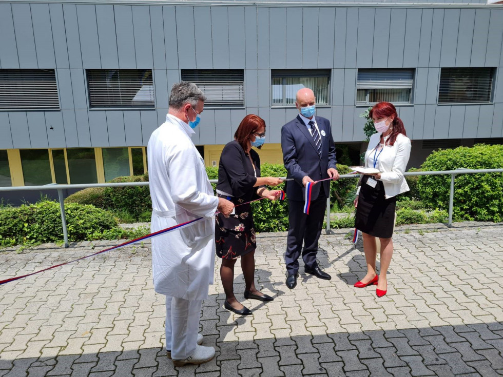 Državni sekretar na ministrstvu za zdravje Franc Vindišar v družbi z direktorico Splošne bolnišnice Celje mag. Margareto Guček Zakošek in v. d.-jem strokovnega direktorja Splošne bolnišnice Celje prof. dr. Radkom Komadino slavnostno reže trak. 