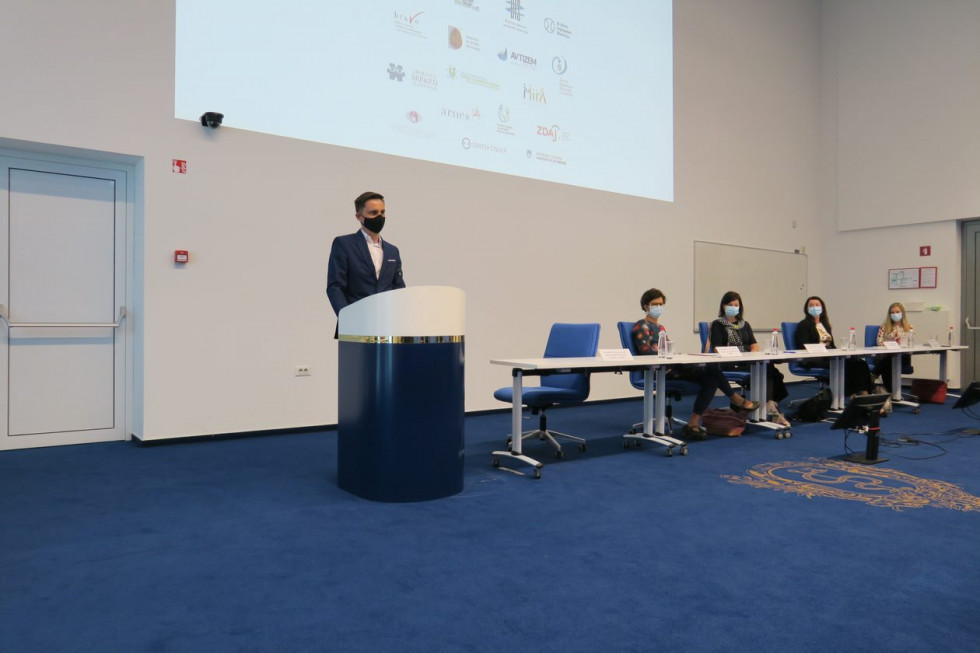 Predstavniki Zdravniške zbornice Slovenije na tiskovni konferenci.