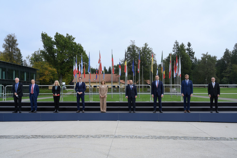 Skupinska fotografija udeležencev na lokaciji