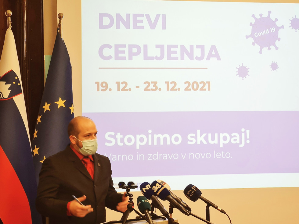 Minister Janez Poklukar med zaključno novinarsko konferenco Dnevi cepljenja 
