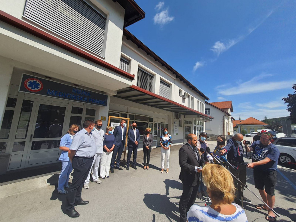 Minister Poklukar med izjavo za medije pred Zdravstvenim domom Šmarje pri Jelšah