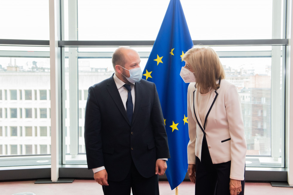 minister Poklukar s komisarko za zdravje, Stello Kyriakides