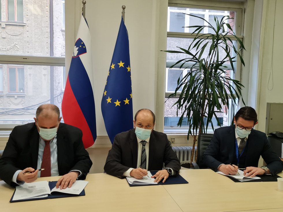 Minister Janez Poklukar, direktor UKC LJ Golubič, direktor GH podjetja Miklavčič pri podpisu pogodbe za energetsko sanacijo stavb v UKC 