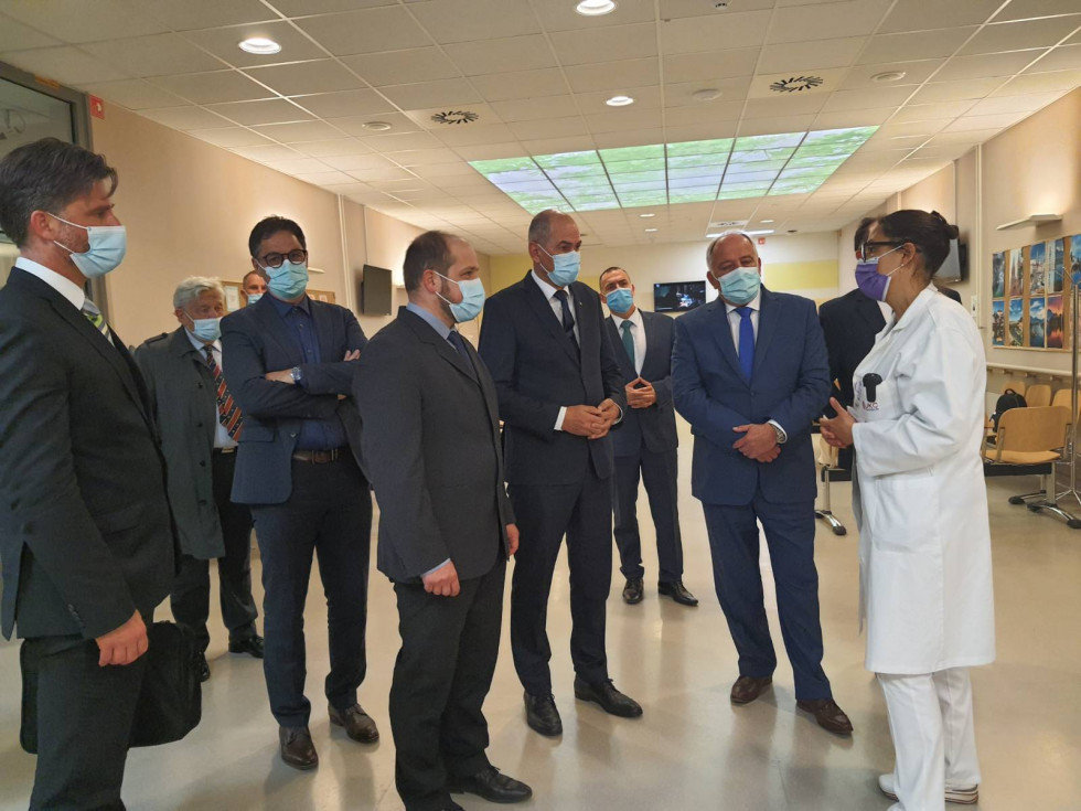 Minister in predsednik vlade med neformalnim pogovorom s predstavniki klinike