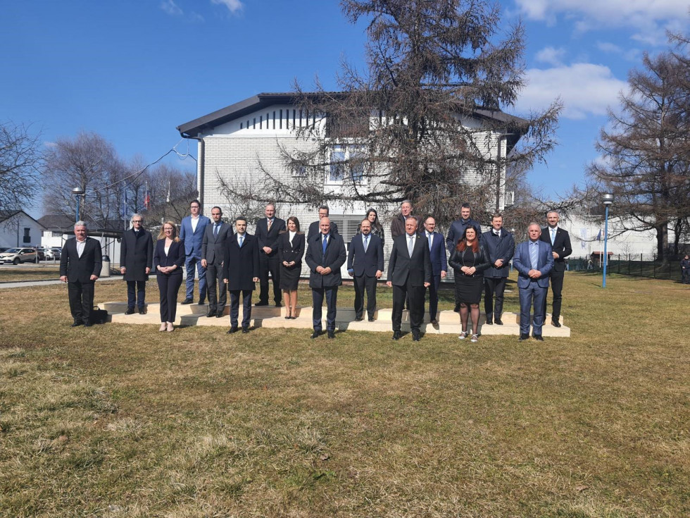 Vlada Republike Slovenije na regijskem obisku, na travniku 