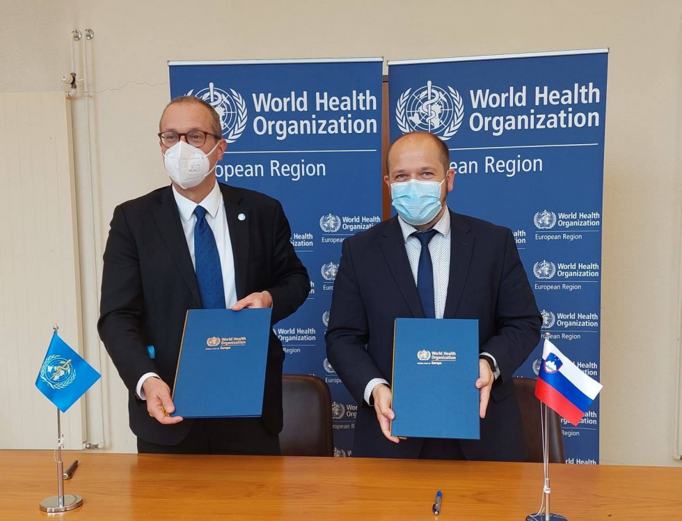 Minister za zdravje Janez Poklukar in regionalni direktor SZO Henri Hans P. Kluge podpisala sporazum 