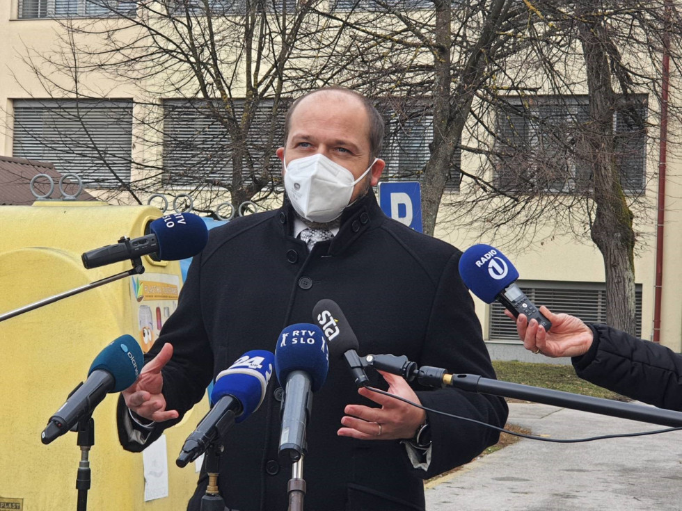 Minister Janez Poklukar na izjavi za medije pred splošno bolnišnico Brežice