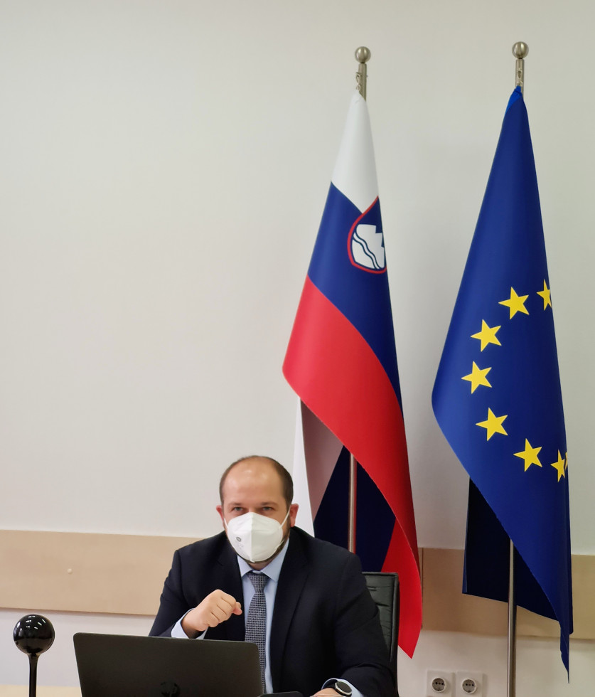 Minister Janez Poklukar med nagovorom na video konferenci v sklopu francoskega predsedovanja