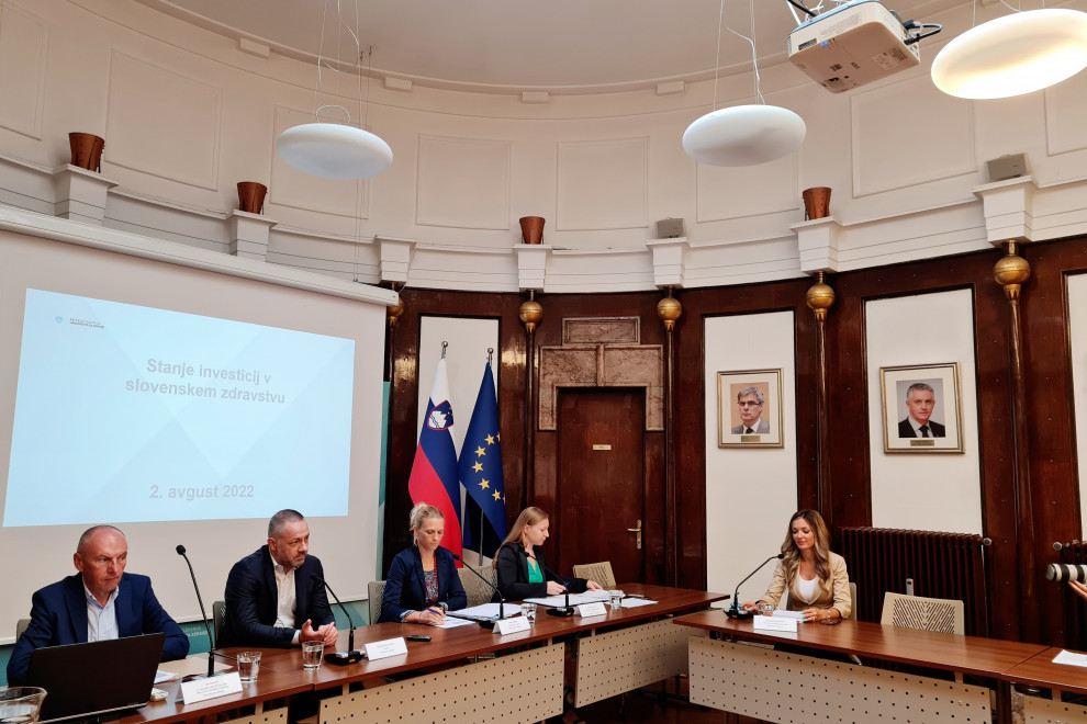Minister za zdravje Danijel Bešič Loredan na novinarski konferenci s sodelavci: Anita Zakšek, Mojca Presečnik, Aleš Šabeder