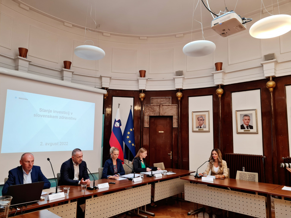 Minister za zdravje Danijel Bešič Loredan na novinarski konferenci s sodelavci: Anita Zakšek, Mojca Presečnik, Aleš Šabeder