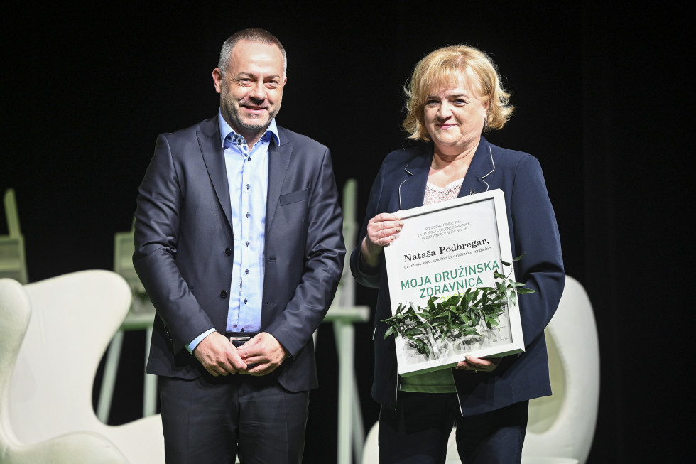 minister Danijel Bešič Loredan in Nataša Podbregar, dr. med., spec. splošne in družinske medicine