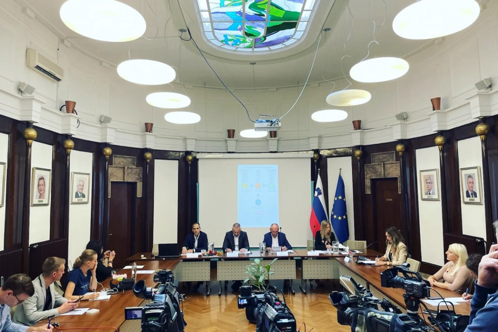 Minister Danijel Bešič Loredan, Državni sekretar Tadej Ostrc, vršilec dolžnosti direktorja urada za nadzor Aleš Šabeder in novinarji