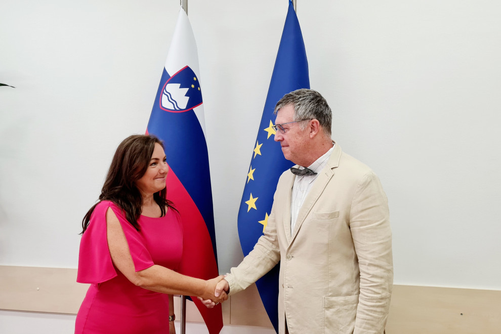 Veleposlanik Češke in državna sekretarka Breda Božnik med rokovanjem