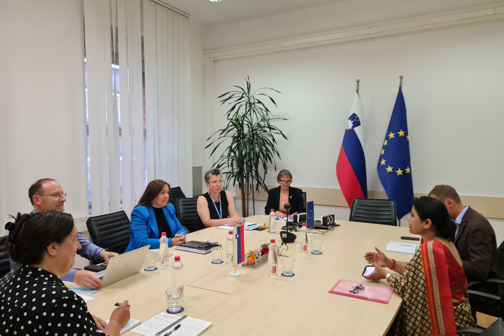 Veleposlanica Indije in državna sekretarka Bred Božnik na sestanku v Mali sejni sobi