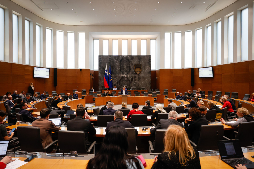 Dvorana slovenskega parlamenta, v kateri sedijo poslanke in poslanci 
