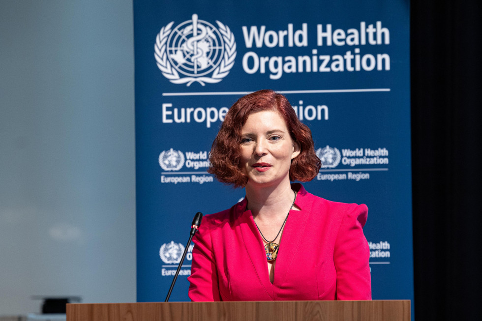 državna sekretarka Azra Herceg za govorniškim odrom, zadaj transparent Svetovne zdravstvene organizacije.