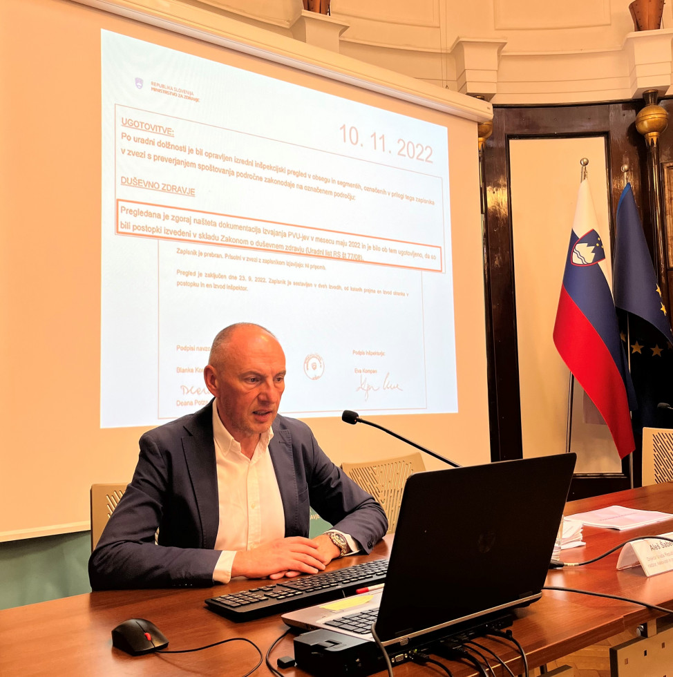 Direktor UNKIZ, g. Aleš Šabeder, med predstavitvijo kronologije na novinarski konferenci