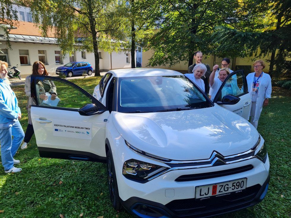 Avtomobil za mobilno paliativno oskrbo v Univerzitetnem kliničnem centru Maribor.