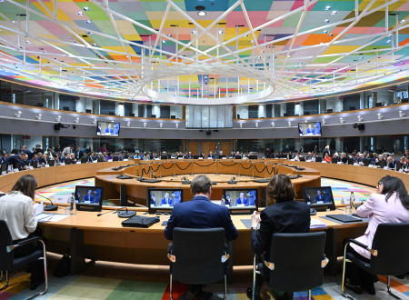 Za okroglo mizo dvorane Sveta EU sedijo zdravstveni ministri EU