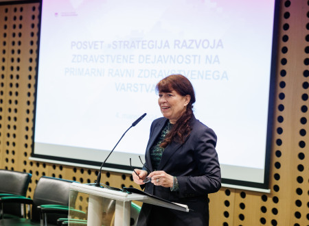 Vesna Kerstin Petrič moderira posvet