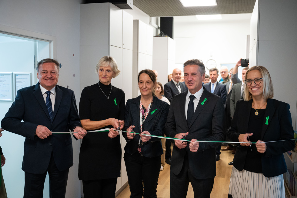 Župan Zoran Janković, direktorica ZD Ljubljana dr. Antonija Poplas Susič, vodja CDZOM dr. Andreja Mikuž, premier dr. Robert Golob in ministrica dr. Valentina Prevolnik Rupel režejo trak na odprtju CDZOM ZD Ljubljana. 