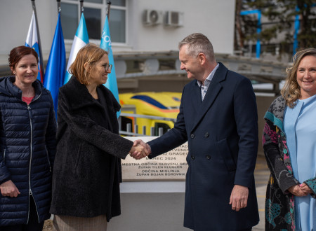 Ministrica za zdravje in župan Mestne občine SLovenj Gradec si čestitata ob odkritju temeljnega kamna za ZD Slovenj Gradec