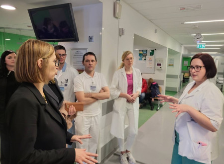 Ministrica se pogovarja z zaposlenimi v bolnišnici Slovenj Gradec