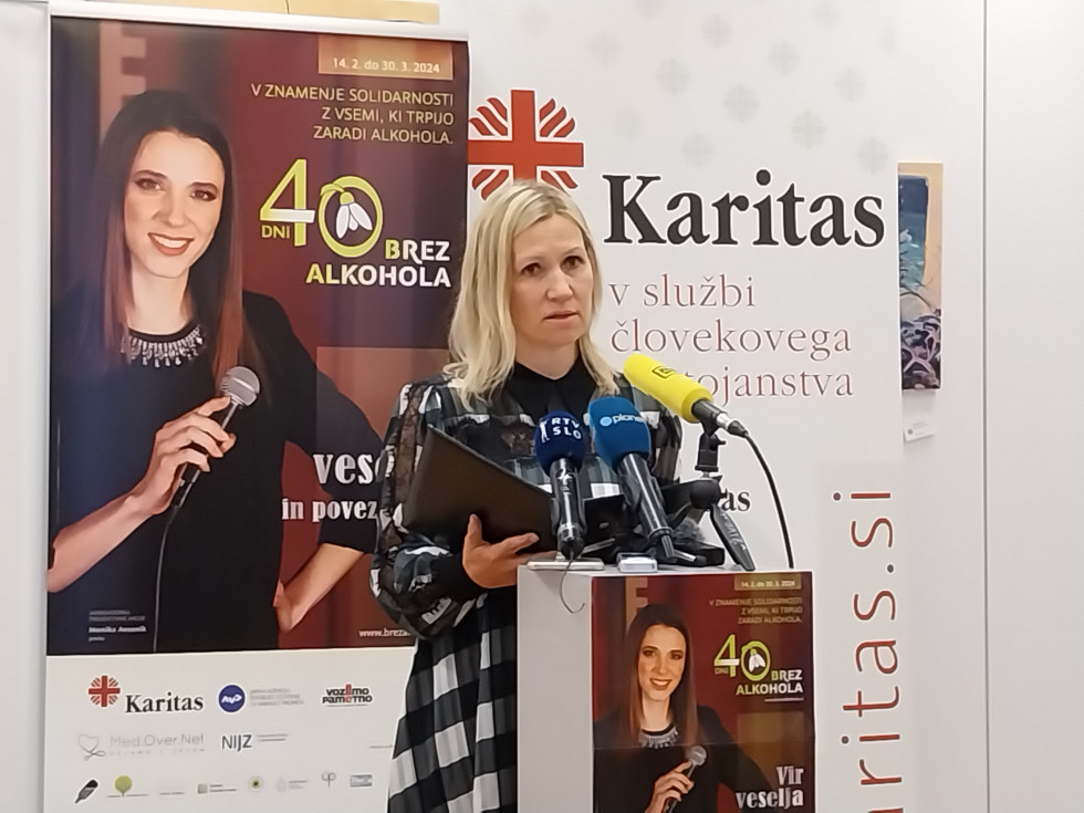  generalna direktorica Vesna Marinko z Direktorata za javno zdravje govori za govornico in 