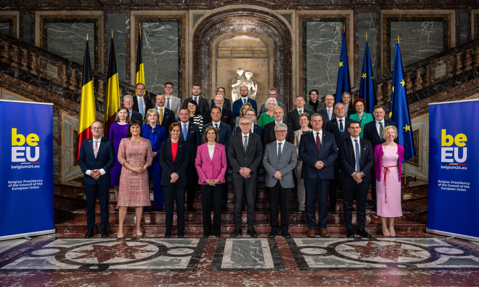 Predstavniki držav članic EU stojijo v štirih vrstah na marmornem stopnišč