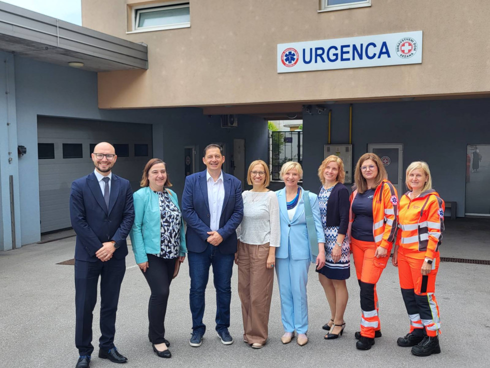 Ministrica za zdravje stoji s predstavniki ministrstva za zdravje, Zdravstvenega doma Sežana in Občine Sežana pred vhodom na urgenco zdravstvenega doma.