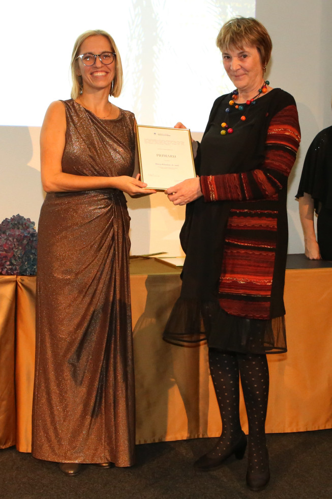 Ministrica za zdravje dr. Valentina Prevolnik Rupel pozora na odru s prejemnico naziva primarij Marijo Ribnikar v Portorožu