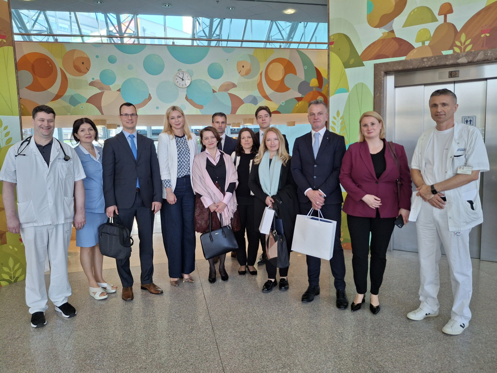 V avli pediatrične klinike so zbrani za fotografijo predstavniki Ministrstva za zdravje in Pediatrične klinike z Nemško-slovenska delegacija Stalne mešane slovensko-bavarske komisije